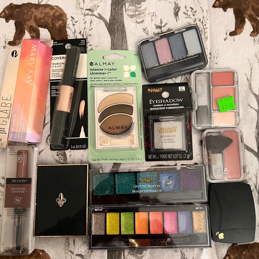 Mixed Lot of Makeup Eyeshadow Palettes. Blush. Lip pencil. Concealer